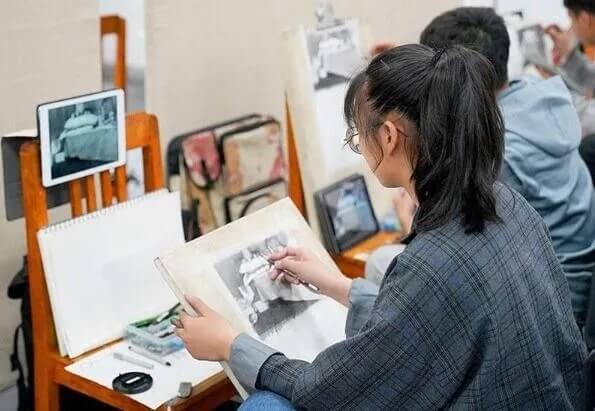 重慶畫室分析各大美院?？己细褡C報錄比