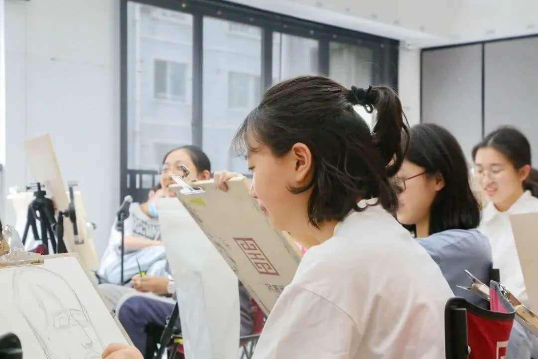最近，美術生們在挑選畫室的問題上應該都傷透了腦筋吧。  作為美術生，美術集訓馬上就要開始了，在期間你需要放棄文化課程。  而且集訓開始后，就一定要在畫室待到聯(lián)考前。  如果在這個重要階段，你選錯畫室，進入到不好畫室中，  真的會有很多糟心事纏著你，聯(lián)考本就不易，所以挑選畫室真的非常非常重要。  作為重新美術培訓學校龍行藝術里的老師，我在這里給大家提供一點自己的建議，助美術生在挑選畫室中一臂之力。  一、避免踩雷  首先選擇畫室，不要問好不好這么單純的問題，你需要根據(jù)自身目標院校和專業(yè)方向來挑選畫室，所以一開始不要直接去找畫室，你需要通過了解。  （1）先了解自己能上什么院校，在集訓之前，要先知道自己的文化課能上什么院校。比如：  文化課500-600分的同學  其實很少有藝考生能達到500分以上的文化課成績，所以這是優(yōu)勢。但如果專業(yè)基礎一般，就報考綜合分排名、文化課占比大的院?；蛘呤羌兛课幕n 排名錄取的專業(yè)。  文化課400-500分的同學  大部分一本類重點院校文化課控制分數(shù)線在400分左右，有了文化課優(yōu)勢后，專業(yè)需要突擊，只有將基礎打扎實，這樣可以提高考試范圍。   文化課300-400分的同學  可以多考一些綜合分錄取專業(yè)占比例高的院校和按照專業(yè)排名的院校。  二、明確專業(yè)方向  為什么要先了解專業(yè)呢？因此考造型和設計，這是兩個不同的方向，  央美設計考的和造型的完全不一樣！  造型類：中國畫，版畫，漆畫，書法，陶藝，插畫等  設計類：視覺傳達，攝影藝術，首飾設計，室內(nèi)設計，動畫，媒體設計，家居設計，舞美設計，工業(yè)設計，數(shù)字媒體藝術等。  還有理論類和教育類可以選擇，比如美術史與美術理論，美術文物鑒定與修復等等。   三、先定目標后選擇畫室  根據(jù)自己的方向，選定要考察畫室的范圍。  比如你想考服裝設計就可以找主攻服裝設計的畫室進行學習。  想考中傳，北影，就可以找主攻動畫方向的畫室進行學習。  四、了解畫室真實成績  說實話，現(xiàn)在畫室的成績水分，真讓人難以分辨。  有的湊用成績，有的直接用假成績。  因此，多花時間去了解，不要只看表面宣傳廣告。  最好能實地考察，了解老師教學水平  否則錢搭進去，前途也可能被搭進去。  美術生由于缺乏社會經(jīng)驗，確實很難判斷畫室的好壞，有的畫室規(guī)模大，可成績好的學生所占比例較低多。  在這里，龍行藝術老師有需要提醒大家：  第一、想要考美院，就挑選美院附近的畫室，因此在目標學校附近尋找畫室，所學習的內(nèi)容更符合考試的考點  第二、先試聽幾節(jié)課，感覺上課是否有效果。每個人適合的學習方法都不同，選擇合適的方法才是最有效的。  第三、這點比較重要，不要只看一家畫室就下決定。因為現(xiàn)在畫室都有多年辦學經(jīng)驗，說服一個學生經(jīng)驗特別豐富，曾經(jīng)很多學生沒有多挑選便決定， 導致后悔。所以說畫室選擇要慎重，深思熟慮后再做決定吧。   重慶龍行藝術一間規(guī)模大的畫室，經(jīng)過老師們的努力，教出數(shù)名優(yōu)秀學生。對于任何一為美術生而言，高考是你的人生斷點，究竟是斷非斷，都掌握在 你們自己手中，龍行藝術會朝著你心中的那個目標，全力以赴，幫助你在高考是，取得傲人成績，走進理想大學！  關注 美術社區(qū) 公眾號，資深內(nèi)容運營帶你了解更多美術信息，為你藝考保駕護航！圖片源于網(wǎng)絡，侵刪