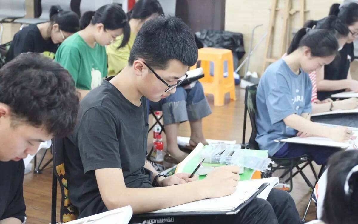 重慶美術(shù)培訓(xùn)：2021藝考生集訓(xùn)期間常見(jiàn)的心理問(wèn)題，該如何調(diào)節(jié)？