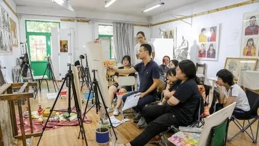 美術(shù)集訓(xùn)在本地找畫室好，還是到外地找畫室好？