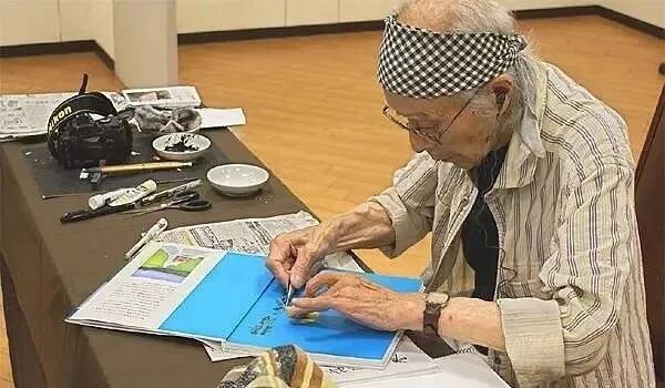 日本近100歲的老人仍在畫畫，重慶美術(shù)培訓(xùn)畫室美術(shù)生你有什么理由不努力！