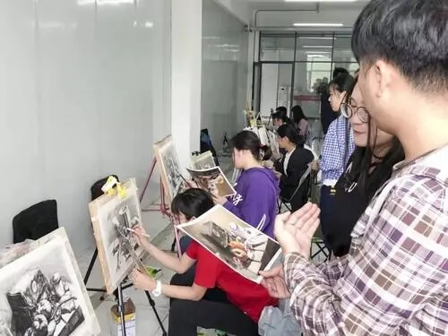 美術(shù)集訓(xùn)在本地找畫室好，還是到外地找畫室好？